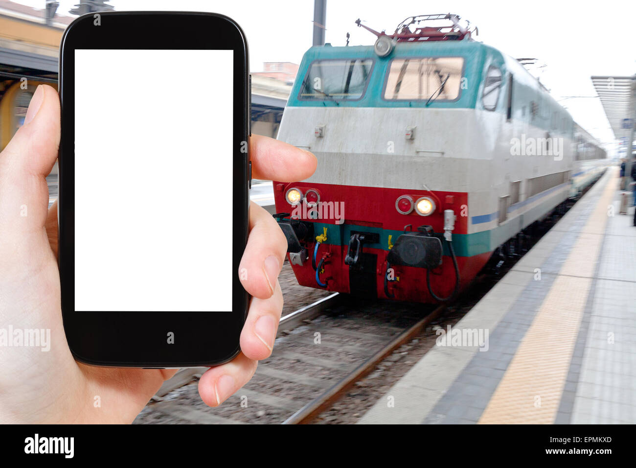 Reisekonzept - Tourist Foto elektrischer Vorortzug am Bahnhof in Parma, Italien auf Smartphone mit ausgeschnittenen Bildschirm Stockfoto