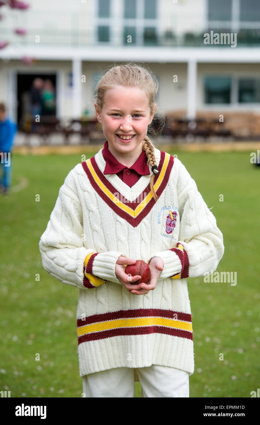 Ein junior Mädchen Vorbereitung für ein Cricket-Match mit ihrem Trainer in Wiltshire, England Stockfoto