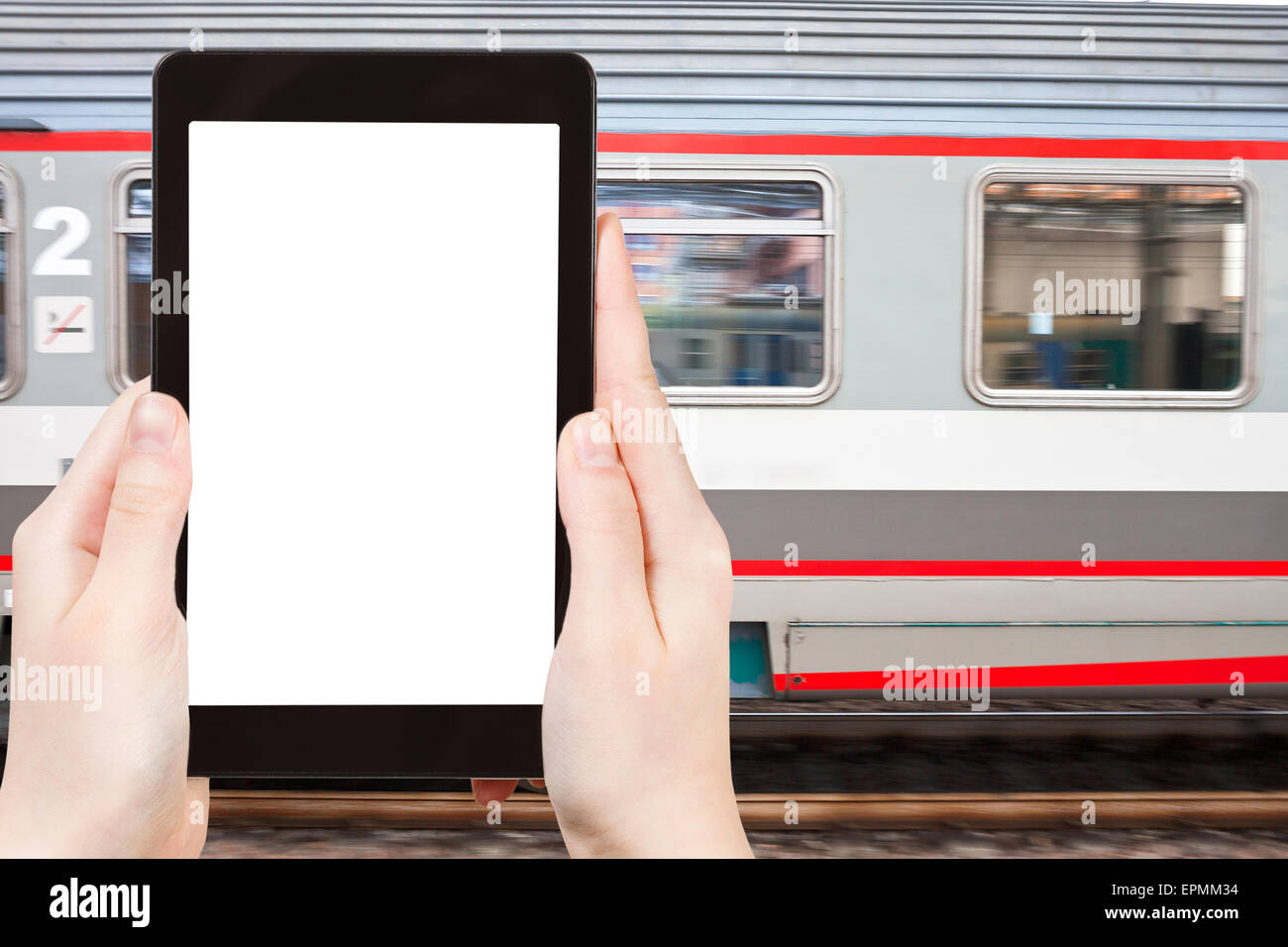 Reisekonzept - Touristenzug Foto schnell am Bahnhof auf Tablet-pc mit Bildschirm mit leeren Platz für Anzeige ausgeschnitten Stockfoto