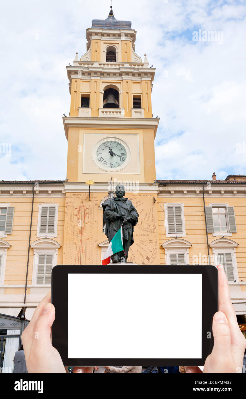 Reisen Sie Konzept - Tourist Foto Giuseppe Garibaldi Denkmal mit Uhr Glockenturm der Palazzo del Governatore in Parma, Italien Stockfoto