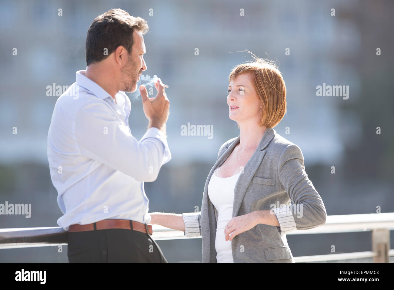 Geschäftsleute, wobei eine Pause, Mann Rauchen Zigarette Stockfoto