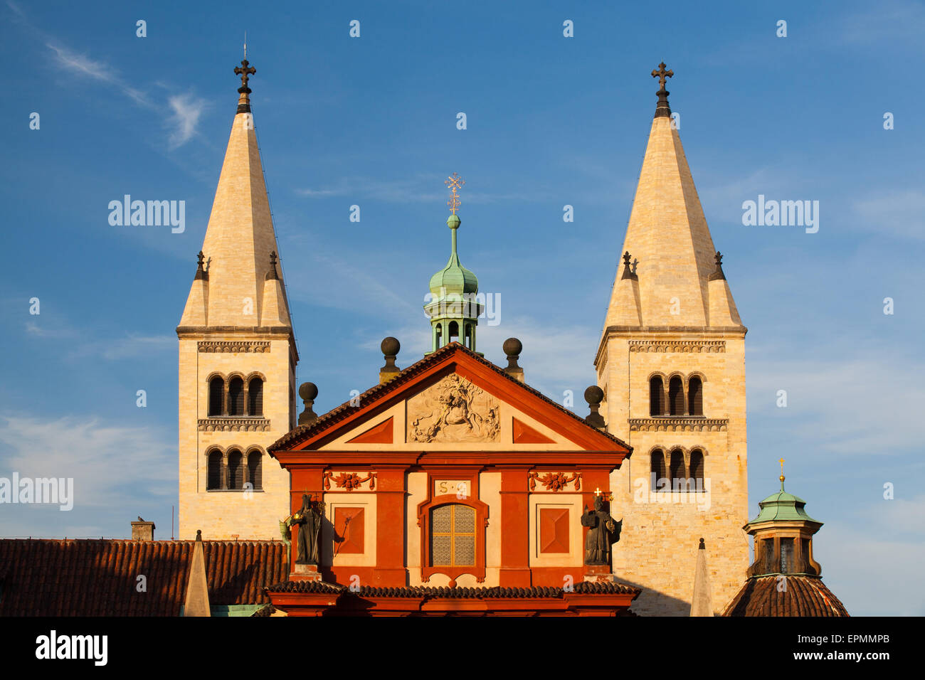 St.George es Basilika in Prag - es ist das älteste erhaltene Kirchengebäude innerhalb von Prager Burg Stockfoto