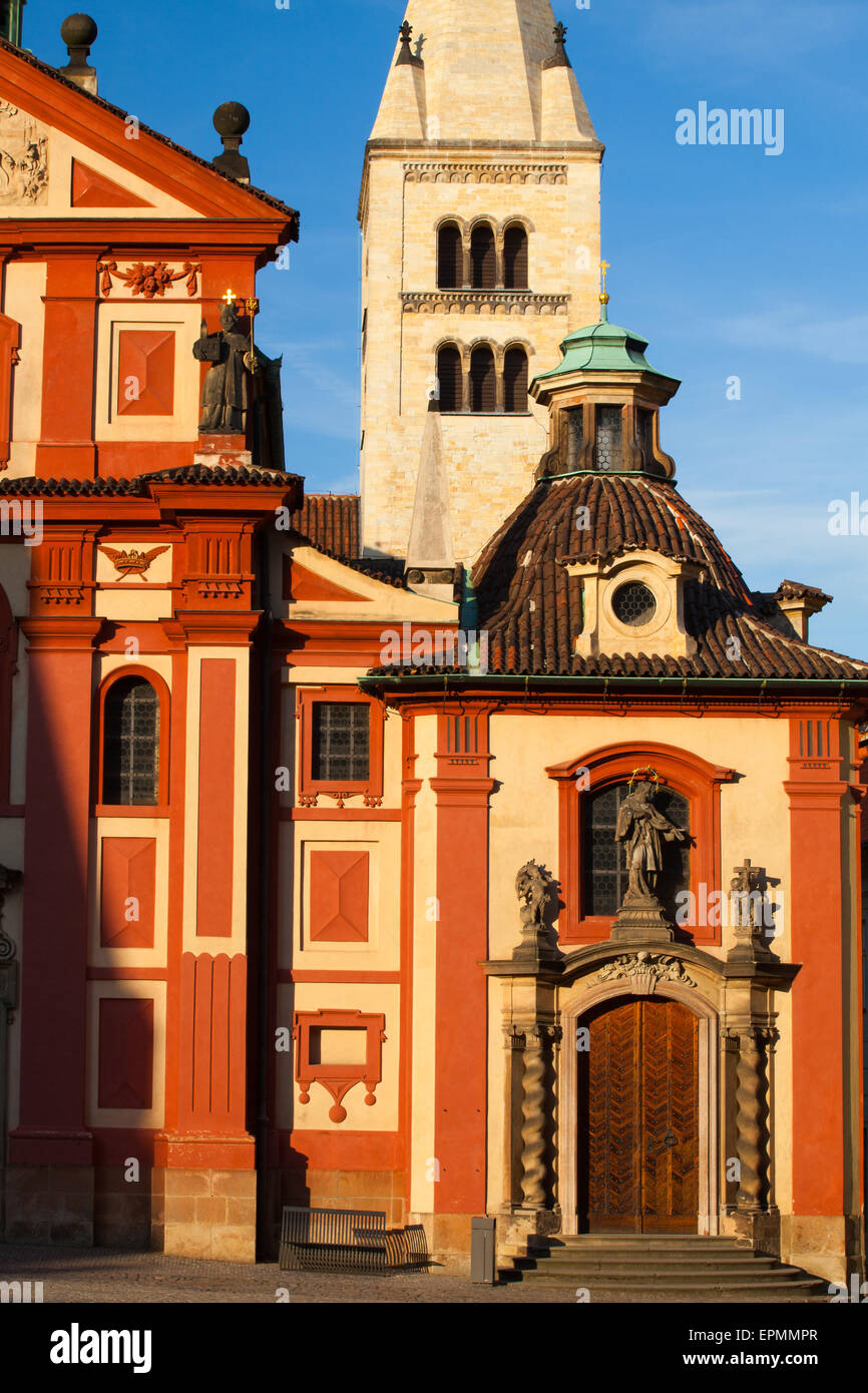 St.George es Basilika in Prag - es ist das älteste erhaltene Kirchengebäude innerhalb von Prager Burg Stockfoto