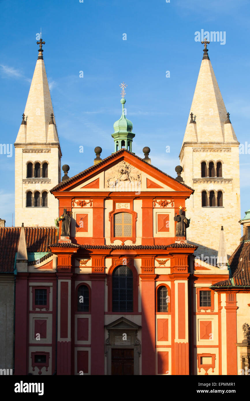 St.George es Basilika in Prag - es ist das älteste erhaltene Kirchengebäude innerhalb von Prager Burg Stockfoto