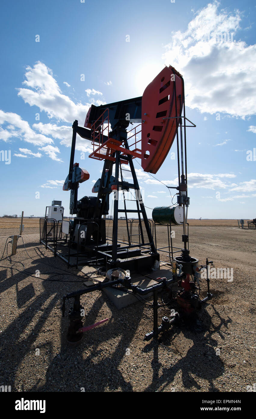 Eine Pumpe jack im Freiland auf einer Öl-Extraktion-Website. Stockfoto