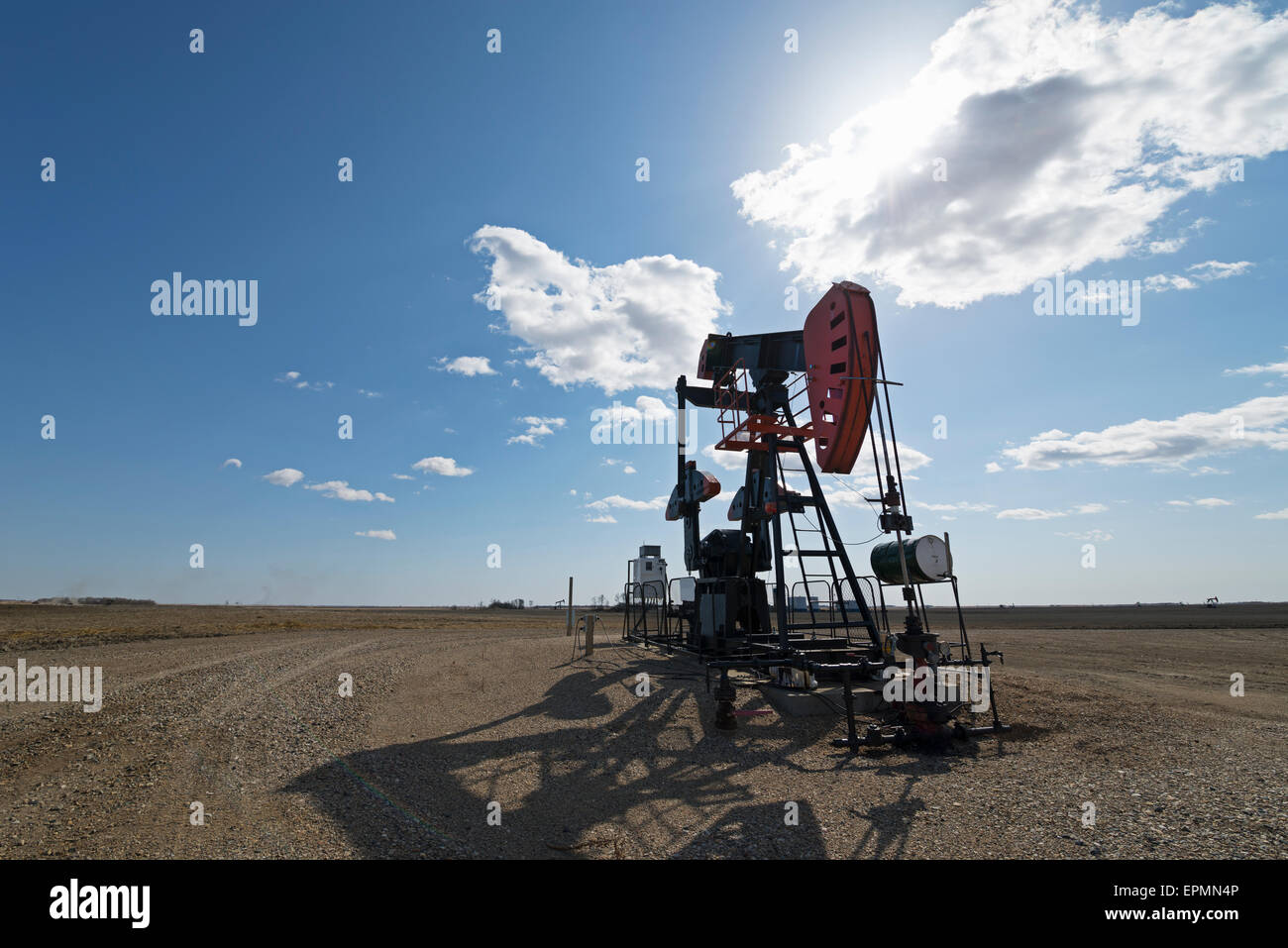 Eine Pumpe jack im Freiland auf einer Öl-Extraktion-Website. Stockfoto