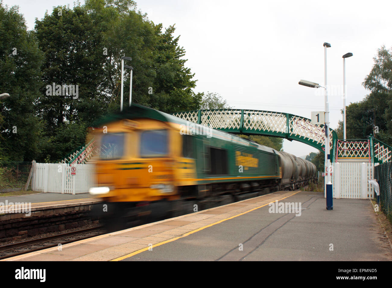 Güterzug Schnell einsatzbereit durch Hoffnung Station, Derbyshire, UK. Verschlusszeit für blur Effekt verwendet. Rail Transport Logistik und Supply Chain. Stockfoto