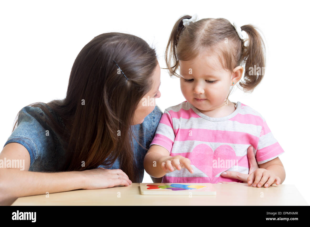 Kind Mädchen und Mutter spielen zusammen mit Puzzle Spielzeug Stockfoto