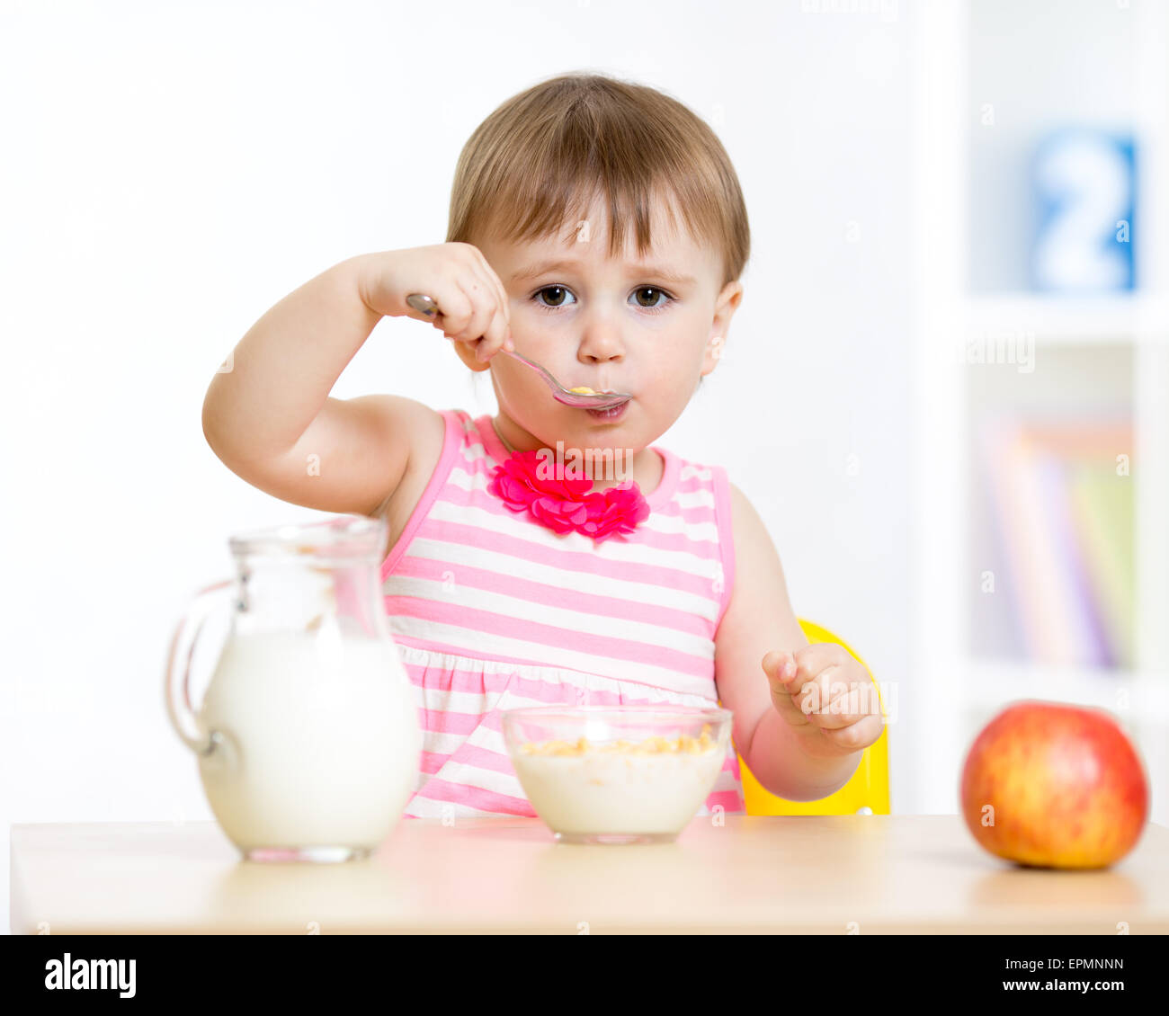 Kind Mädchen gesunde Ernährung im Kindergarten Stockfoto
