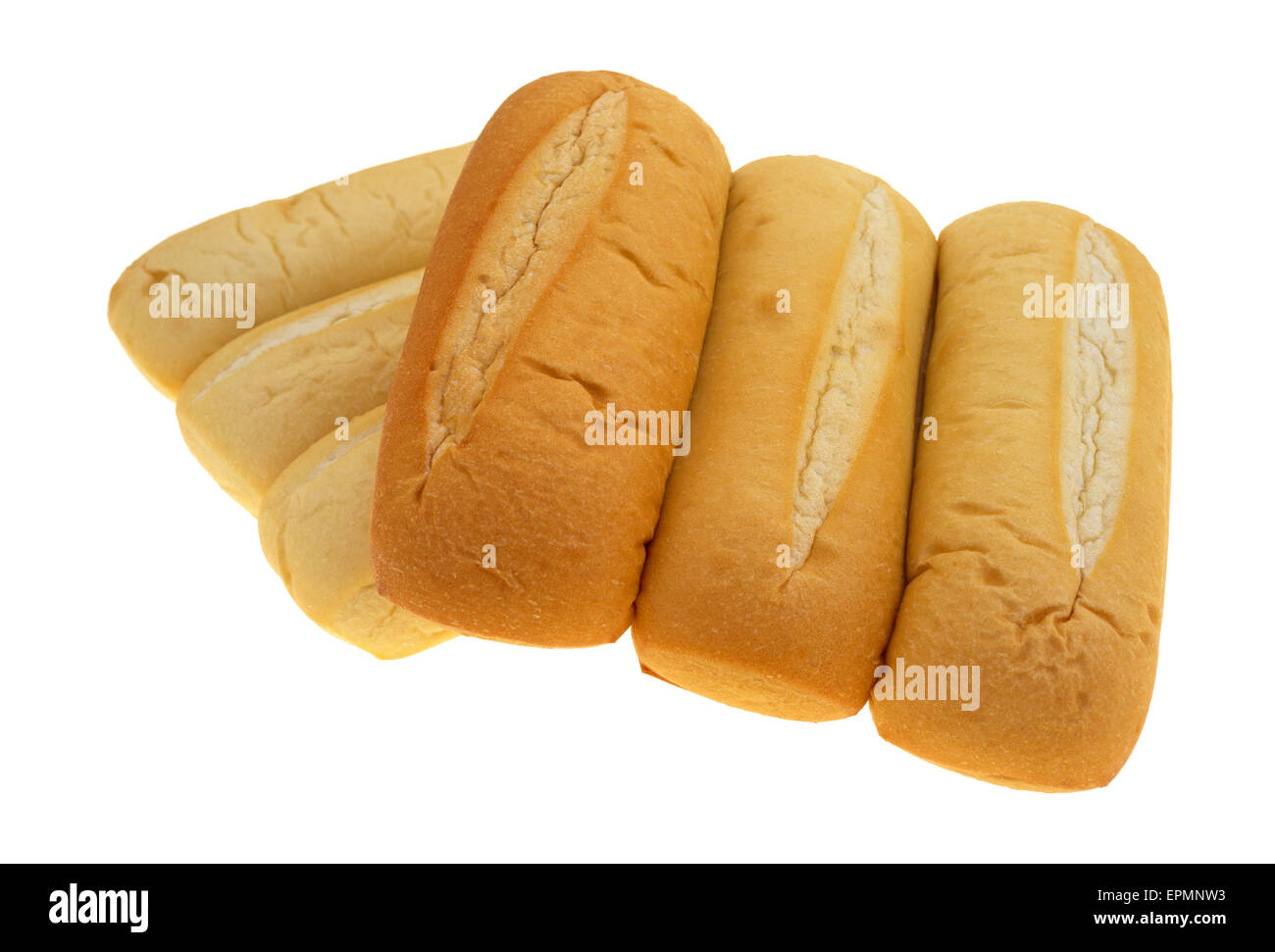 Mehrere frisch gebackene Bratwurst-Brötchen auf einem weißen Hintergrund. Stockfoto