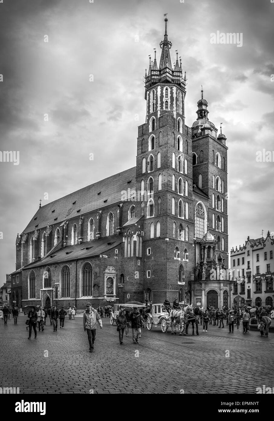 Krakau, Polen - 1. Mai 2015: schwarz-weiß Foto der Marienkirche auf dem Hauptplatz in Krakau (Krakow), Polen Stockfoto