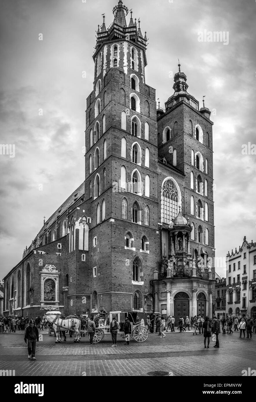 Krakau, Polen - 1. Mai 2015: schwarz-weiß Foto der Marienkirche auf dem Hauptplatz in Krakau (Krakow), Polen Stockfoto
