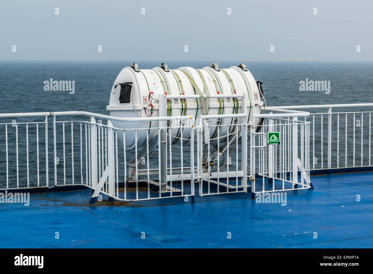 Eine aufblasbare Rettungsinsel auf der Nordsee-Fähre Stockfoto