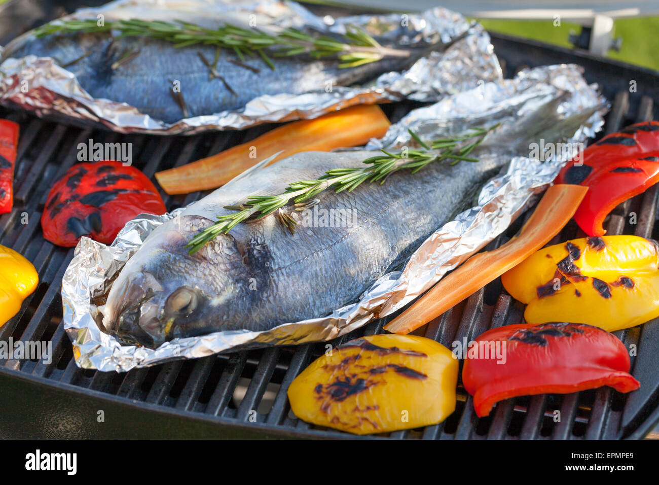 Dorado Frischfisch und Paprika grill Kochen im freien Stockfoto