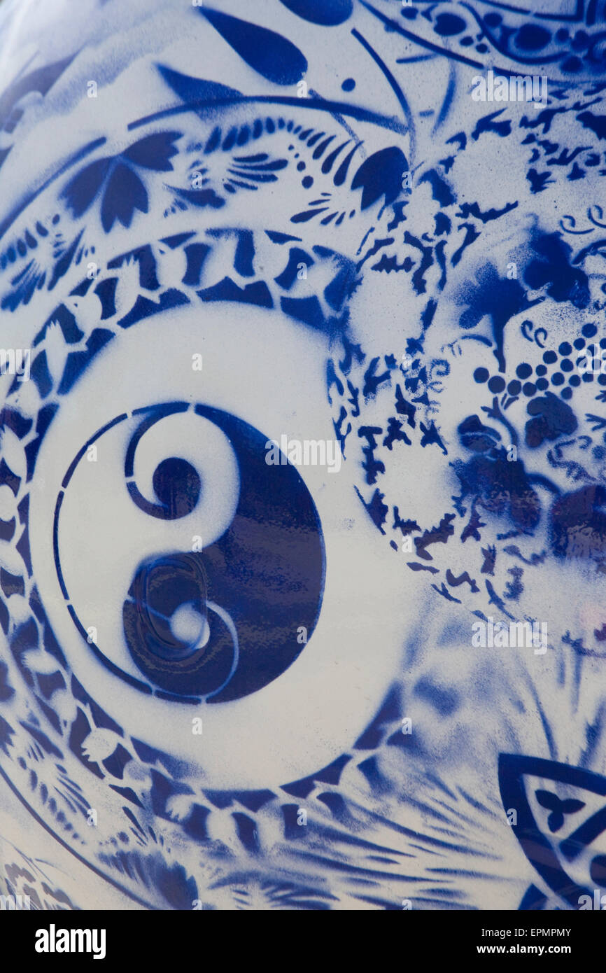 Yin und Yang negativ/passiv/weiblich-Prinzip in der Natur zu unterzeichnen, auf ein Porzellan Statue Stockfoto