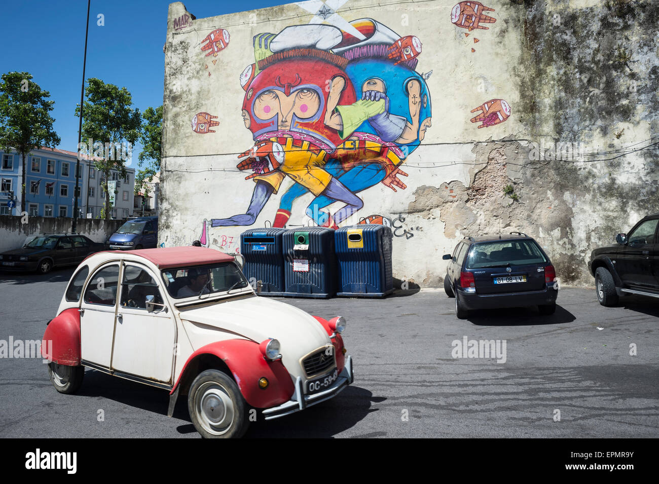Citroen 2CV vorbeifahren street-Art, Graffiti an der Wand in Lissabon Portugal Stockfoto