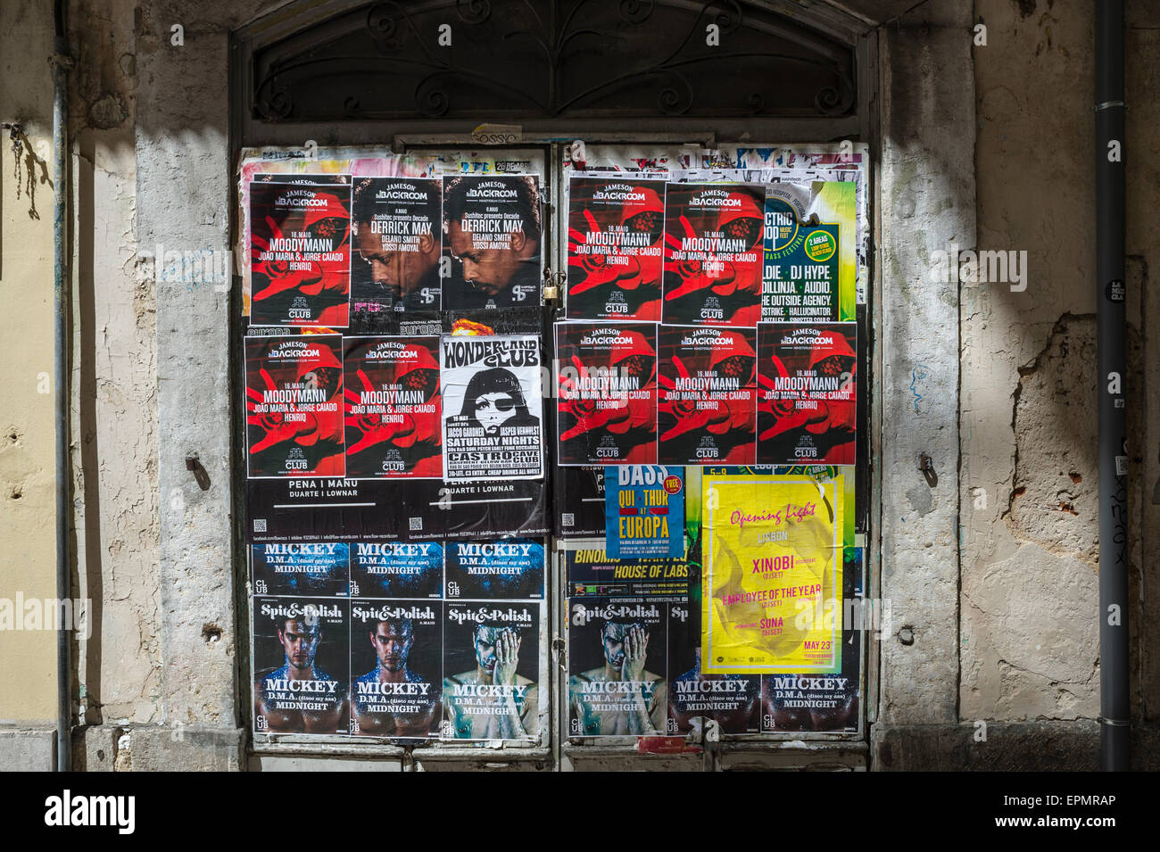 Wand mit Plakaten, Werbung, Clubs und Diskotheken in der Innenstadt von Lissabon, Portugal Stockfoto