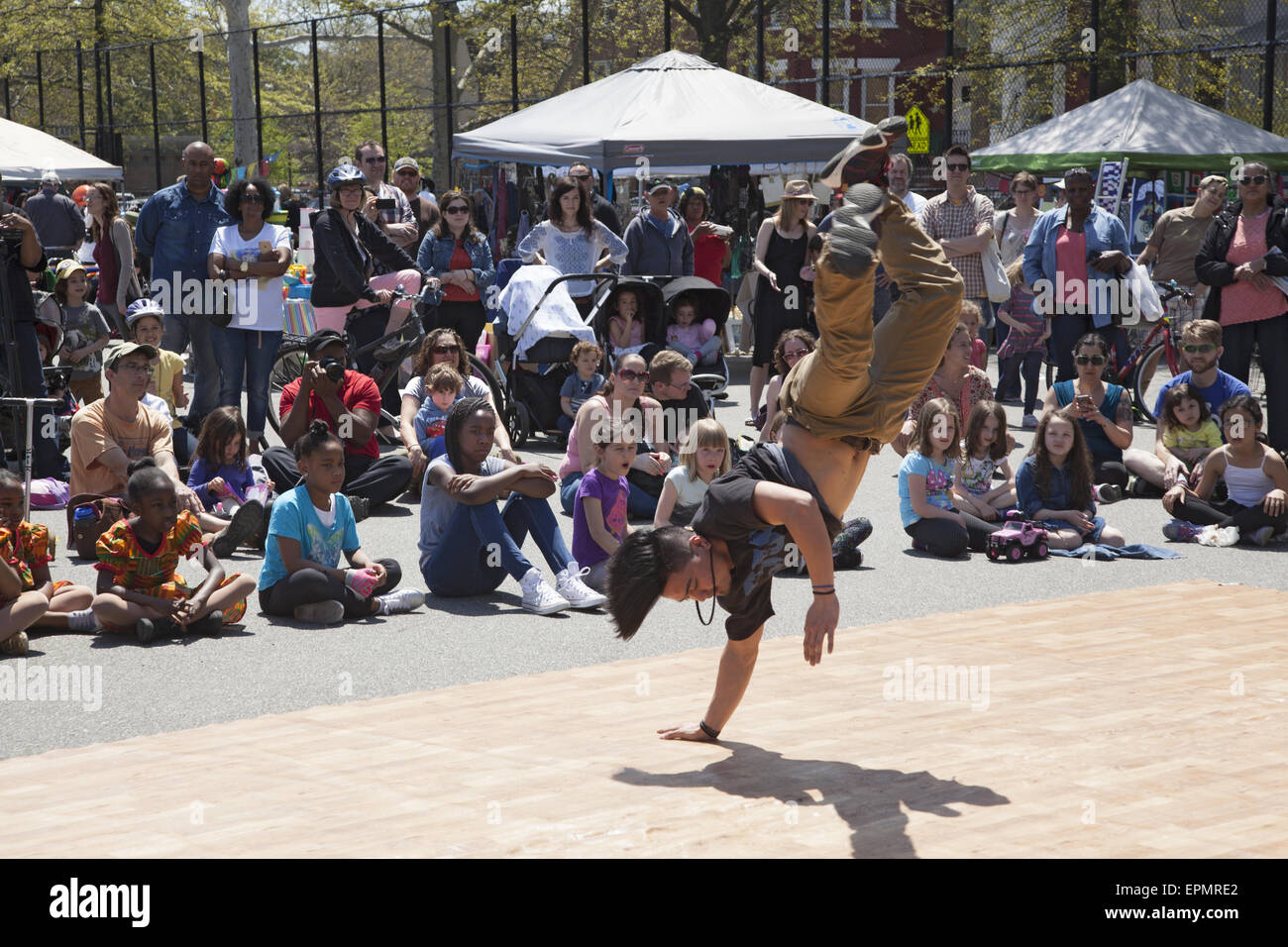 Tänzer aus einer lokalen Tanzschule bei einem Nachbarschaft Festival in Windsor Terrace, Brooklyn, NY. Stockfoto