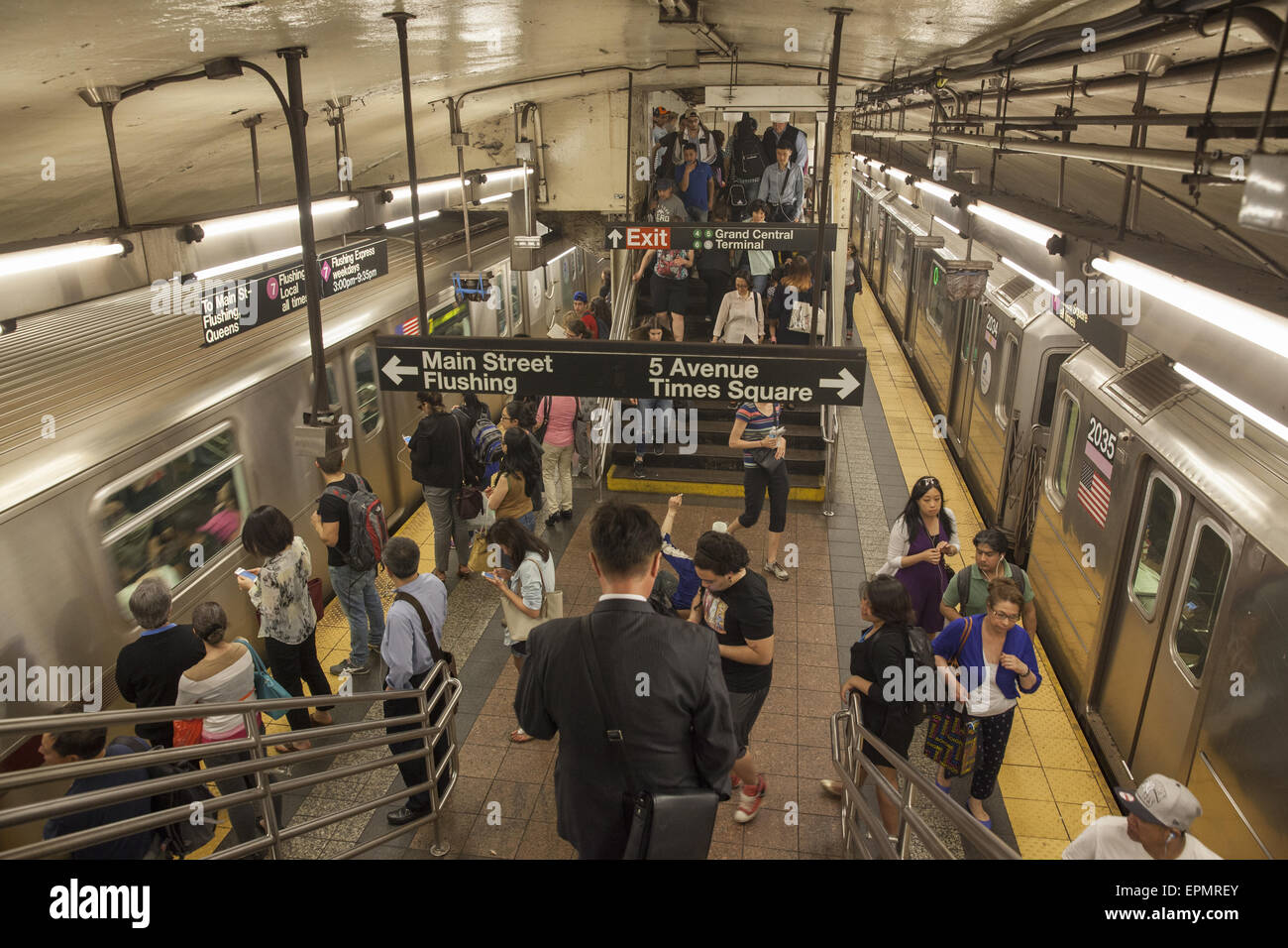 Pendler nach Hause an den Feierabendverkehr auf der Grand Central, 42nd St. u-Bahn-Bahnsteig. Stockfoto