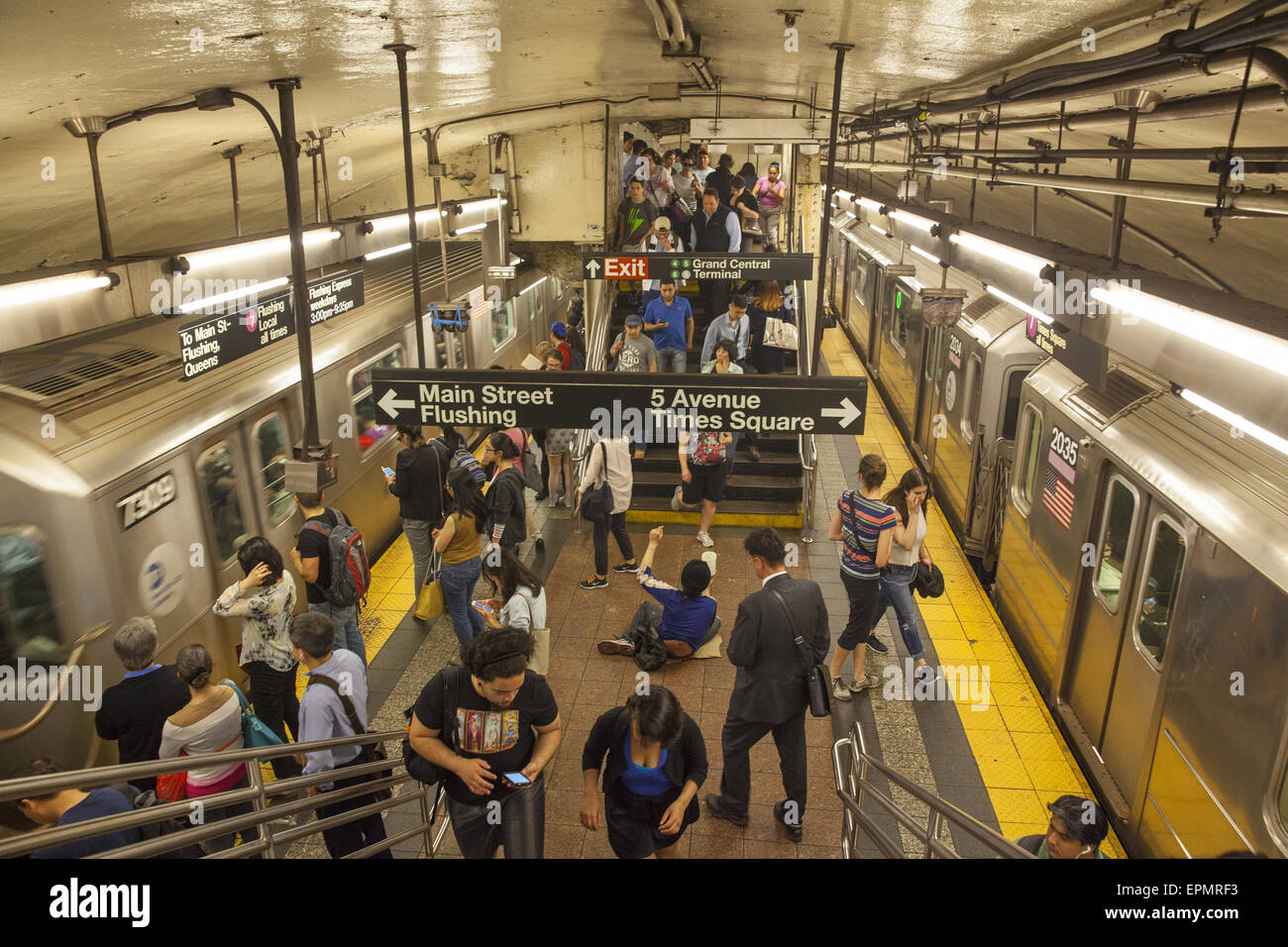 Pendler nach Hause an den Feierabendverkehr auf der Grand Central, 42nd St. u-Bahn-Bahnsteig. Stockfoto