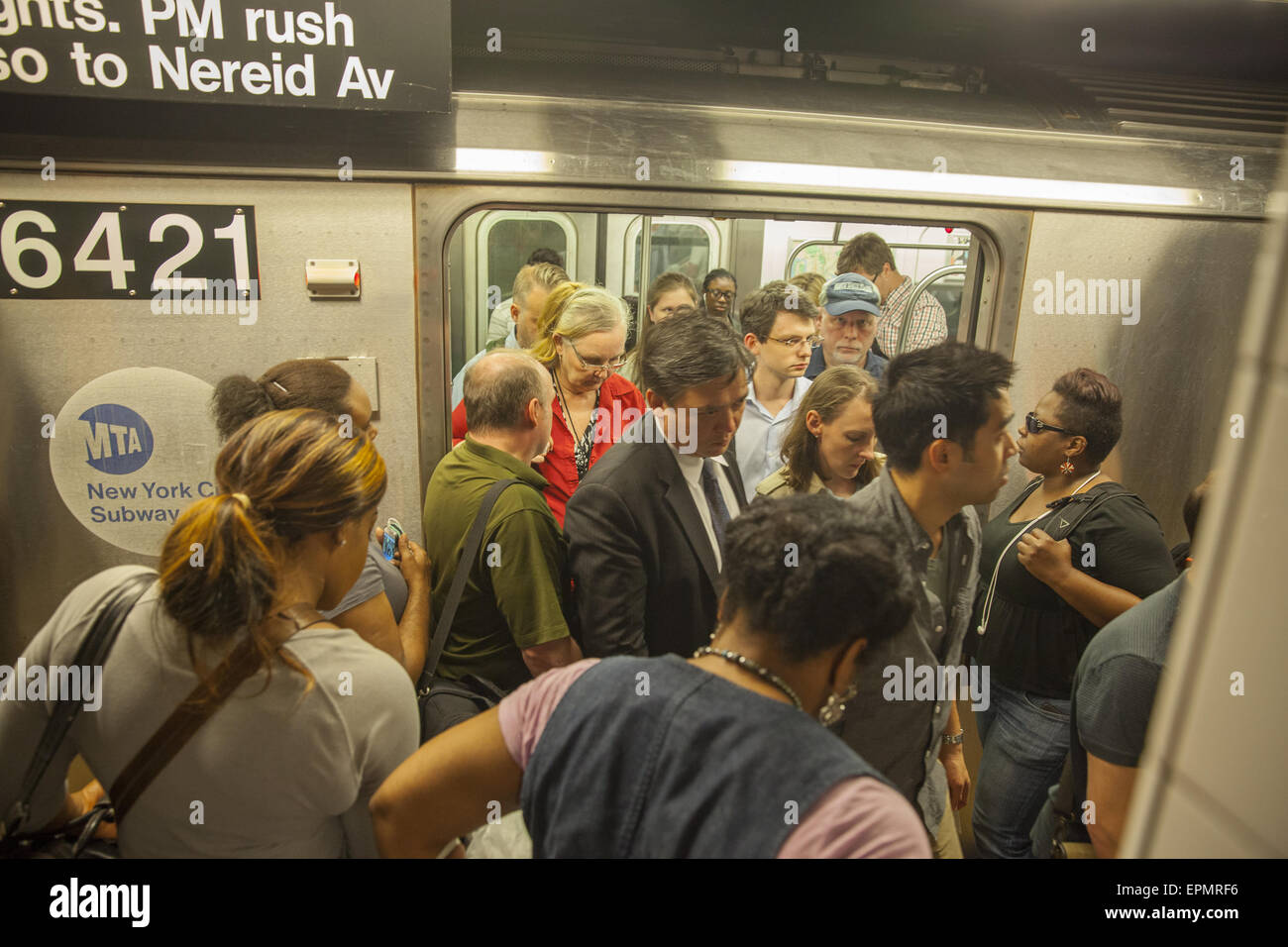 Pendler nach Hause an den Feierabendverkehr auf der Grand Central, 42nd St. u-Bahn-Bahnsteig. Stockfoto