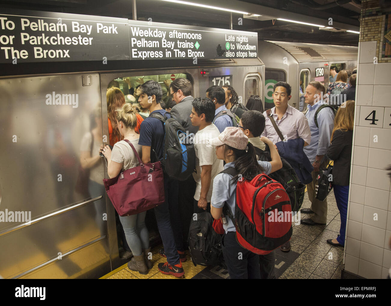 Pendler nach Hause an den Feierabendverkehr auf der Grand Central, 42nd St. u-Bahn-Bahnsteig. Stockfoto