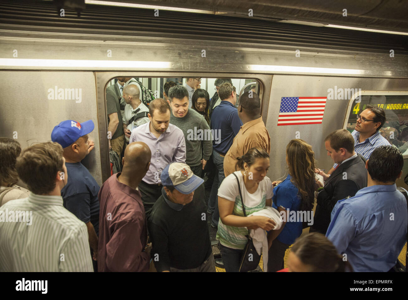 Pendler nach Hause an den Feierabendverkehr auf der Grand Central, 42nd St. u-Bahn-Bahnsteig. Stockfoto