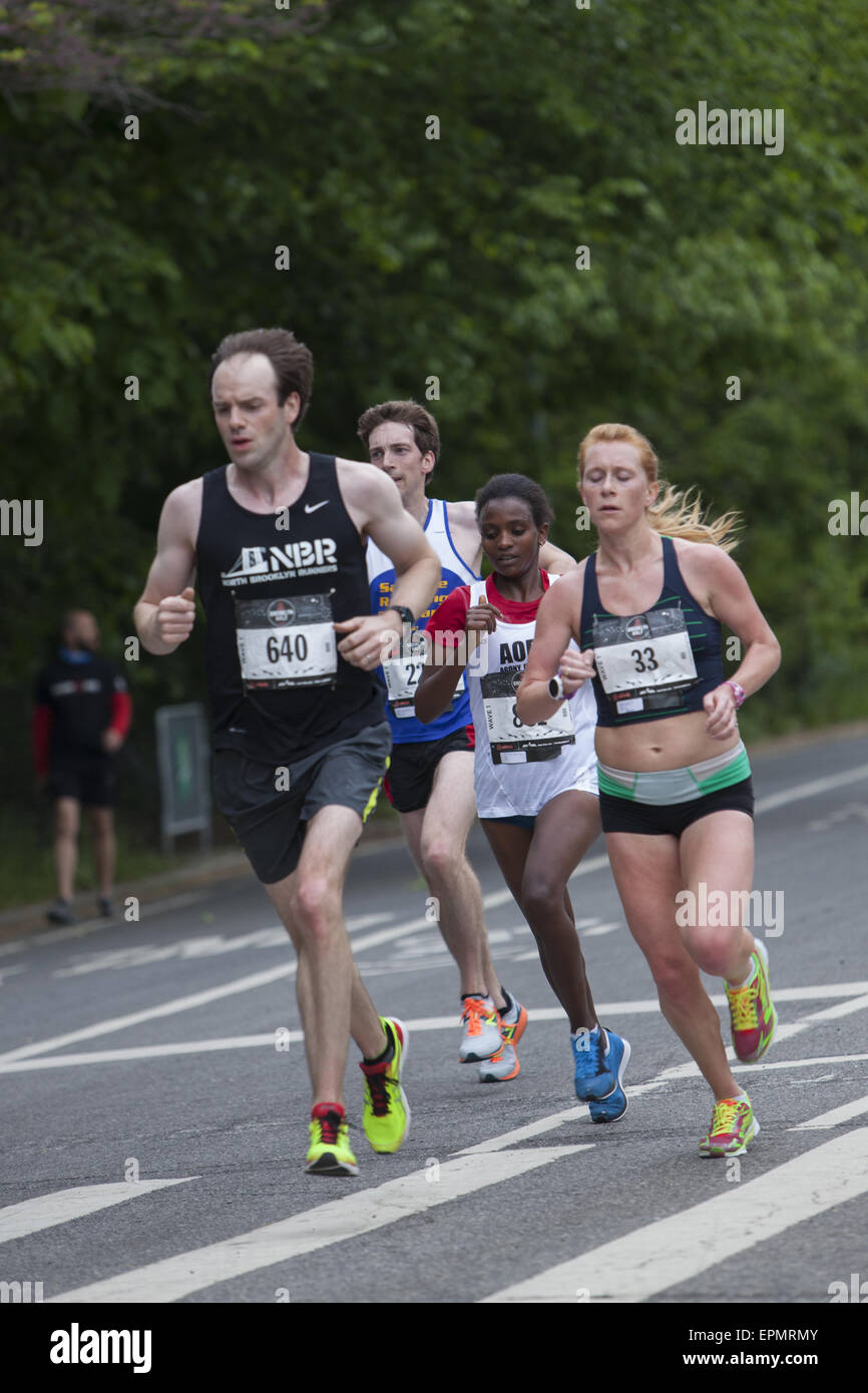 Über 25.000 Läufer nahmen an der 2015 Brooklyn ½ Marathon. Läufer kommen auf halber Strecke im Prospect Park. Stockfoto