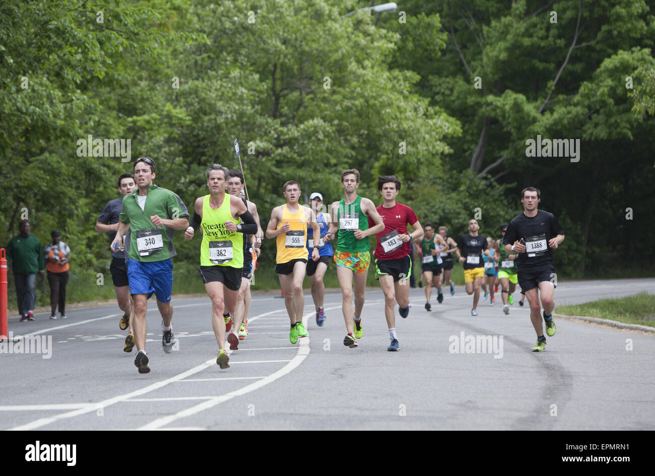Über 25.000 Läufer nahmen an der 2015 Brooklyn ½ Marathon. Läufer kommen auf halber Strecke im Prospect Park. Stockfoto