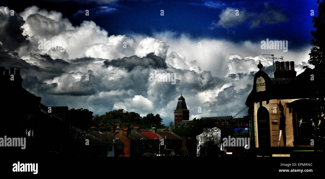 Dramatischer Himmel über Wanstead in East London. Stockfoto