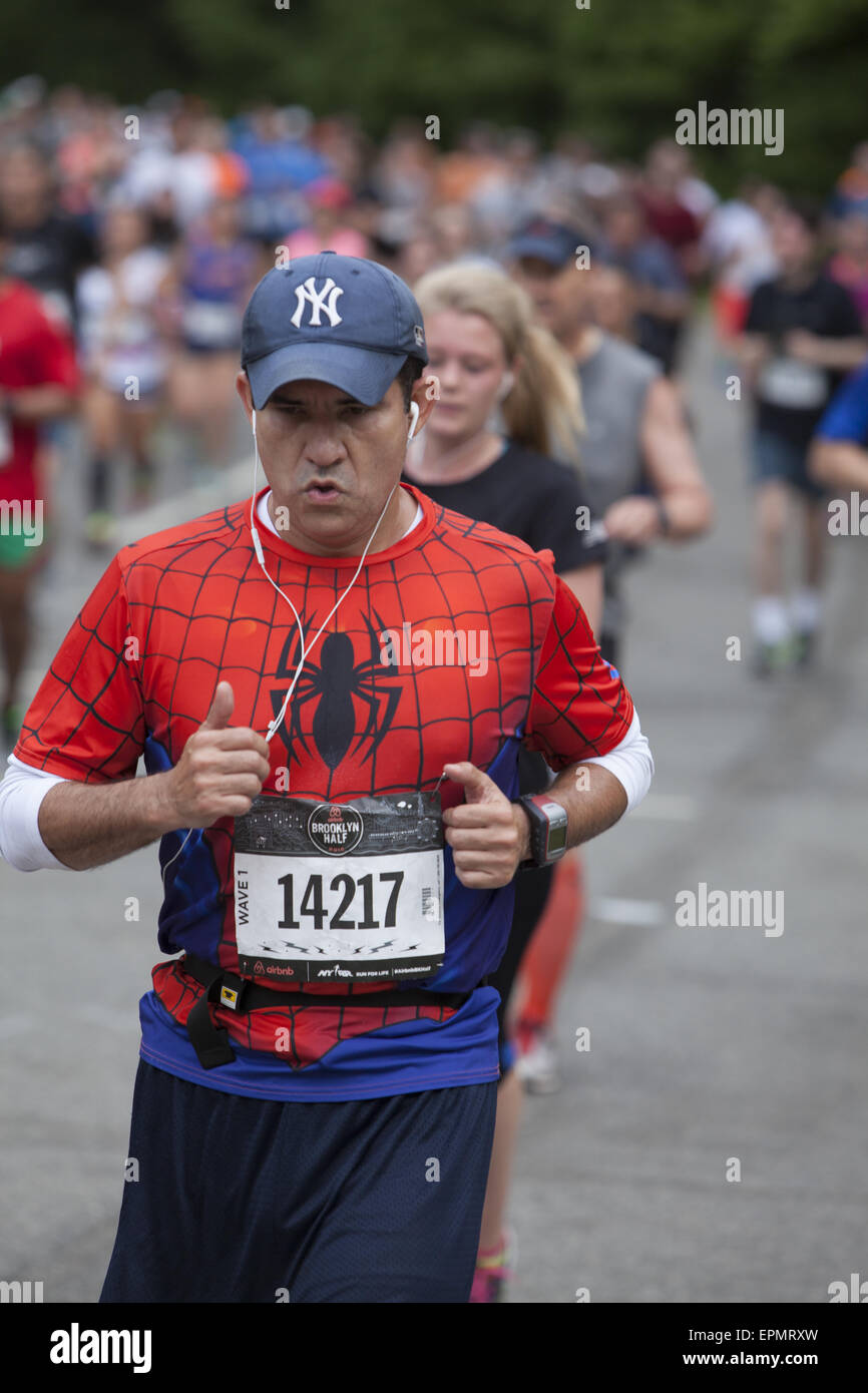 Über 25.000 Läufer nahmen an der 2015 Brooklyn ½ Marathon. Läufer kommen auf halber Strecke im Prospect Park. Stockfoto