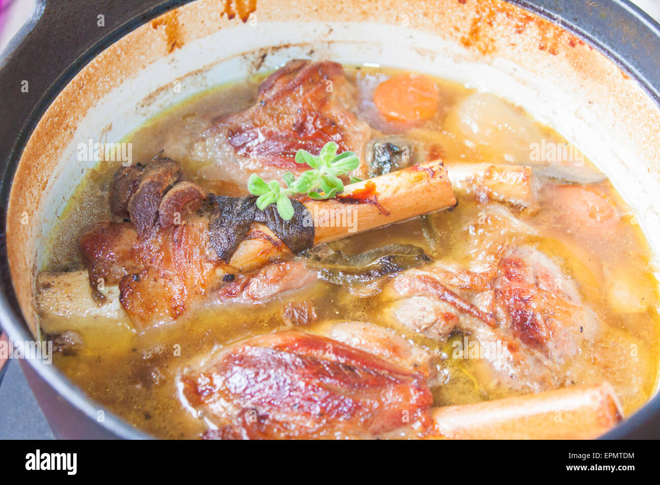 Ein Eintopf gemacht Schaft Schweinefleisch, Karotten und Kräuter Stockfoto