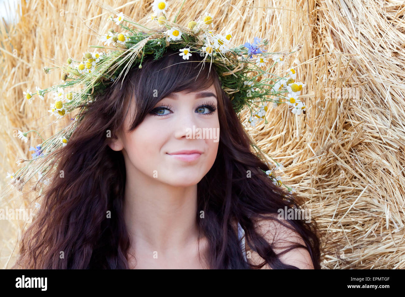 Sommer-Porträt von einem netten Mädchen in einen Kranz aus Blumen Stockfoto