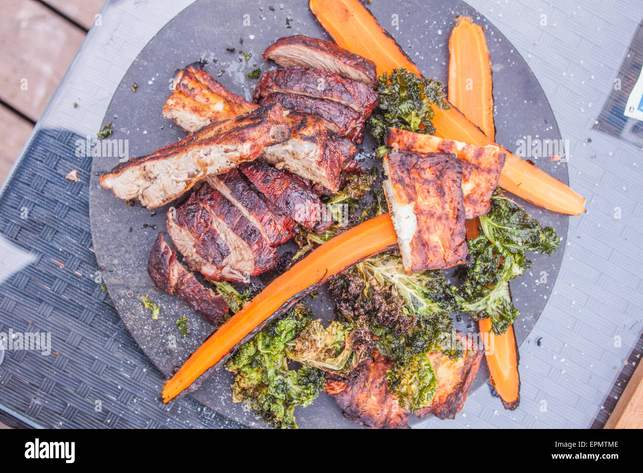 Gegrilltes Fleisch, orange Karotte und grün Grünkohl Stockfoto