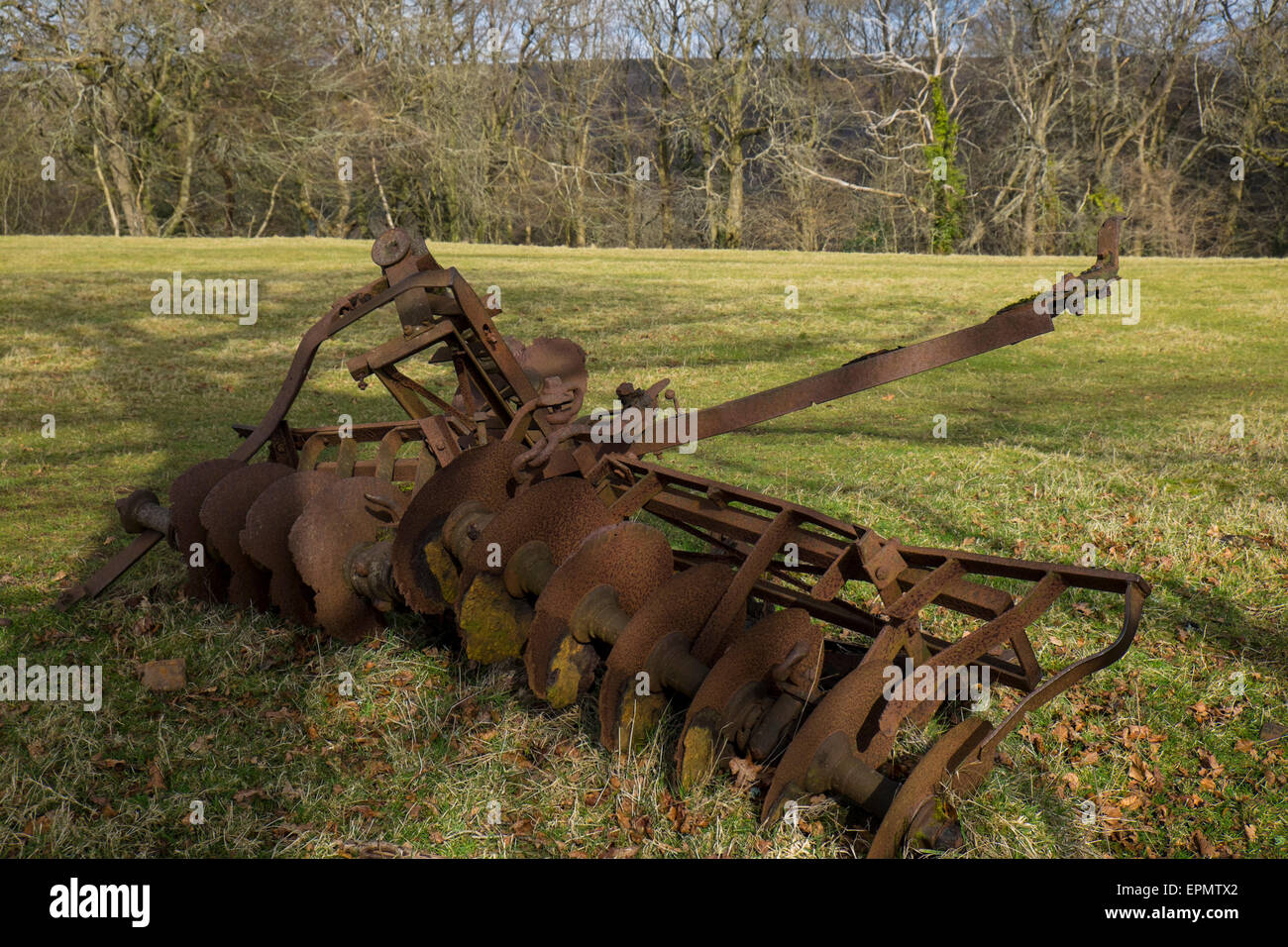 Rostige Oldtimer Landmaschinen Ausrüstung im Feld in der Nähe von Pentyrch, Cardiff, South Glamorgan, South Wales, uk Stockfoto
