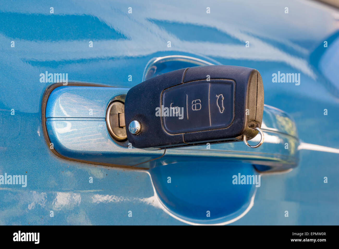 Autoschlüssel in das Türschloss Stockfoto