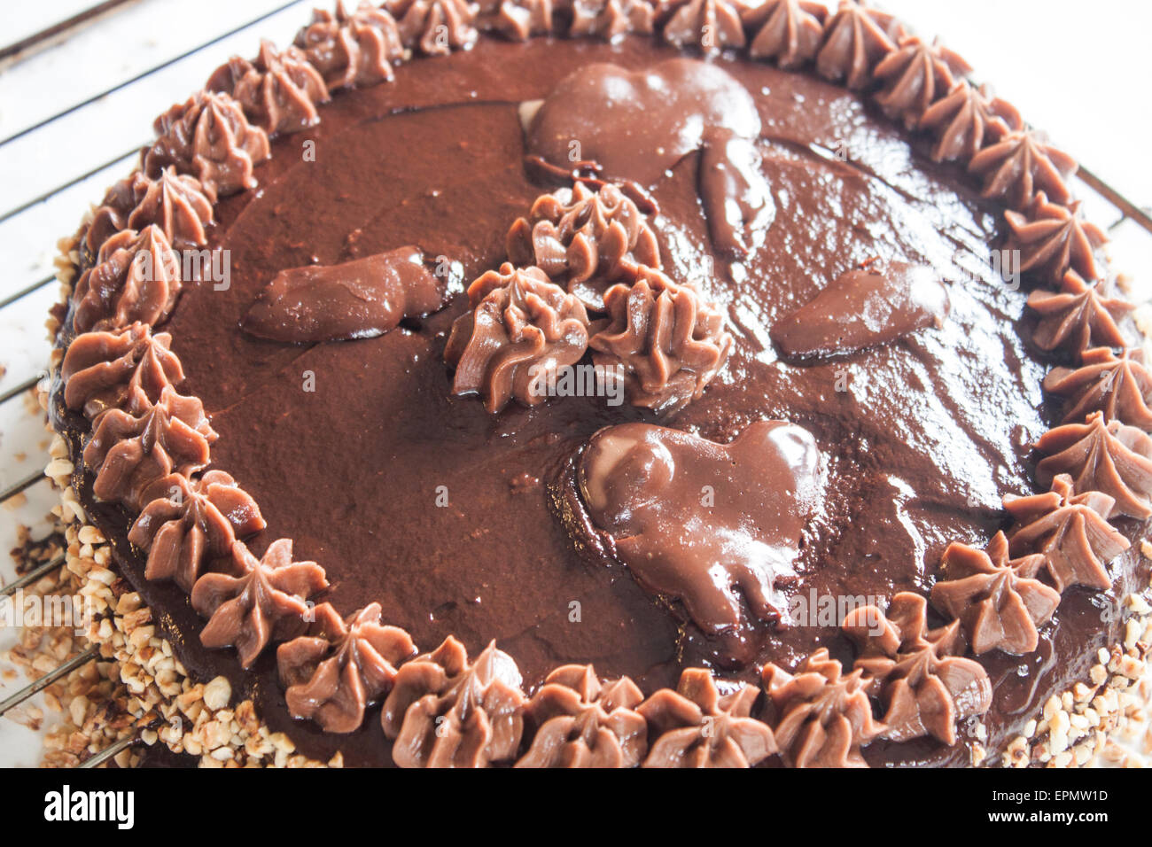 Ganze Schokolade Kuchen mit Buttercreme und Schokolade verziert Stockfoto
