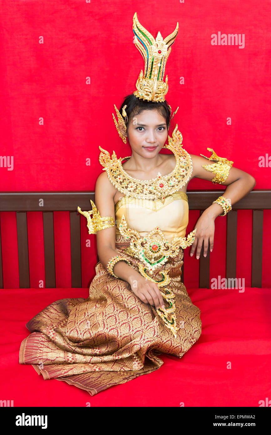 Thai Dame in Tracht ruhen auf einem Bett Stockfoto