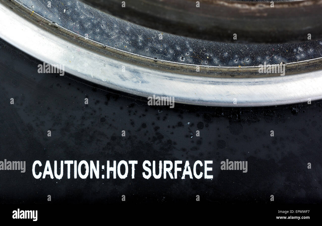 Draufsicht auf eine heiße Oberfläche Warnung Vorsicht auf einen schmutzigen einzelne Brenner Herd gemalt. Stockfoto