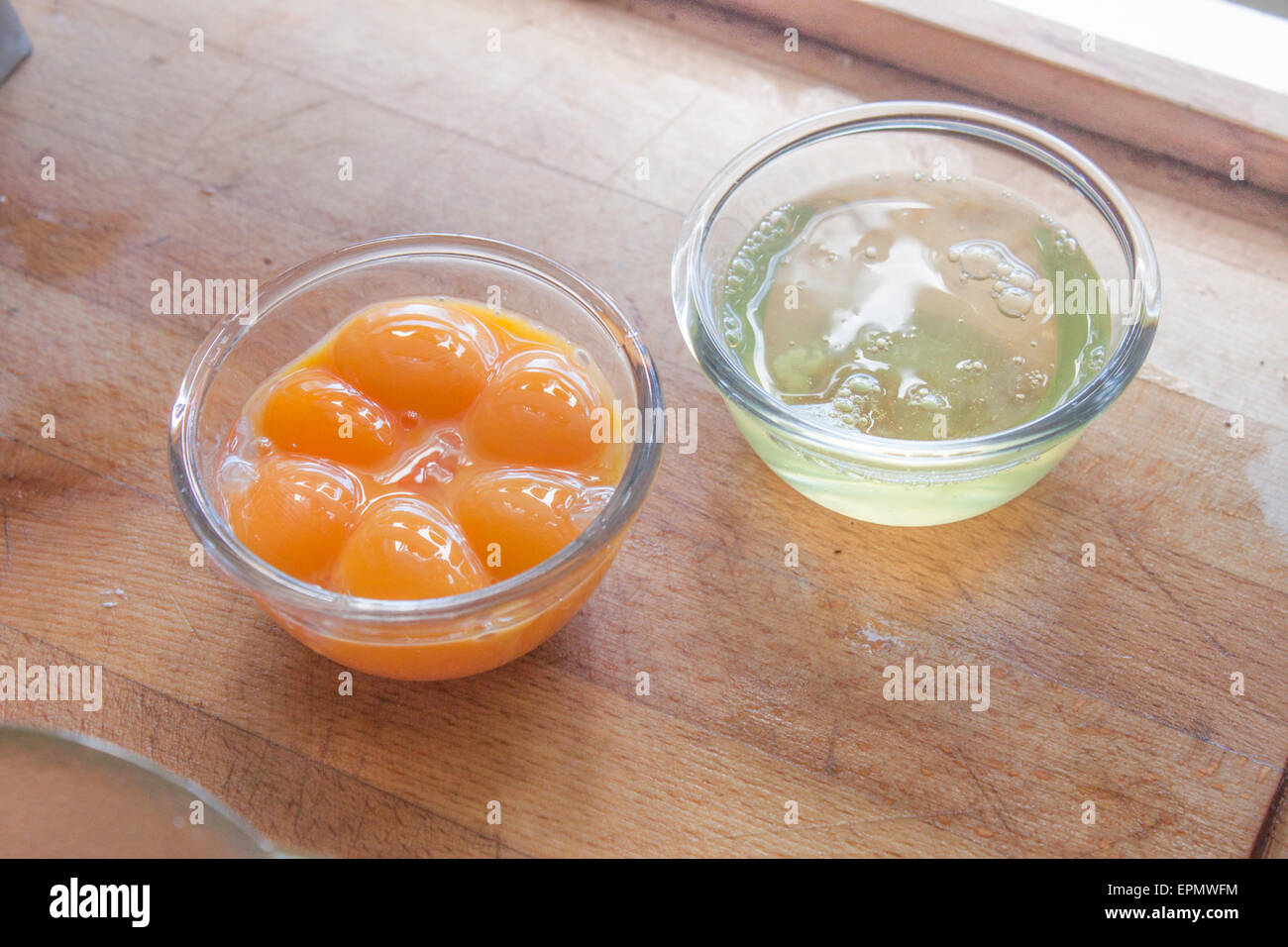 Eigelb und Eiweiß in Glasschalen Stockfoto