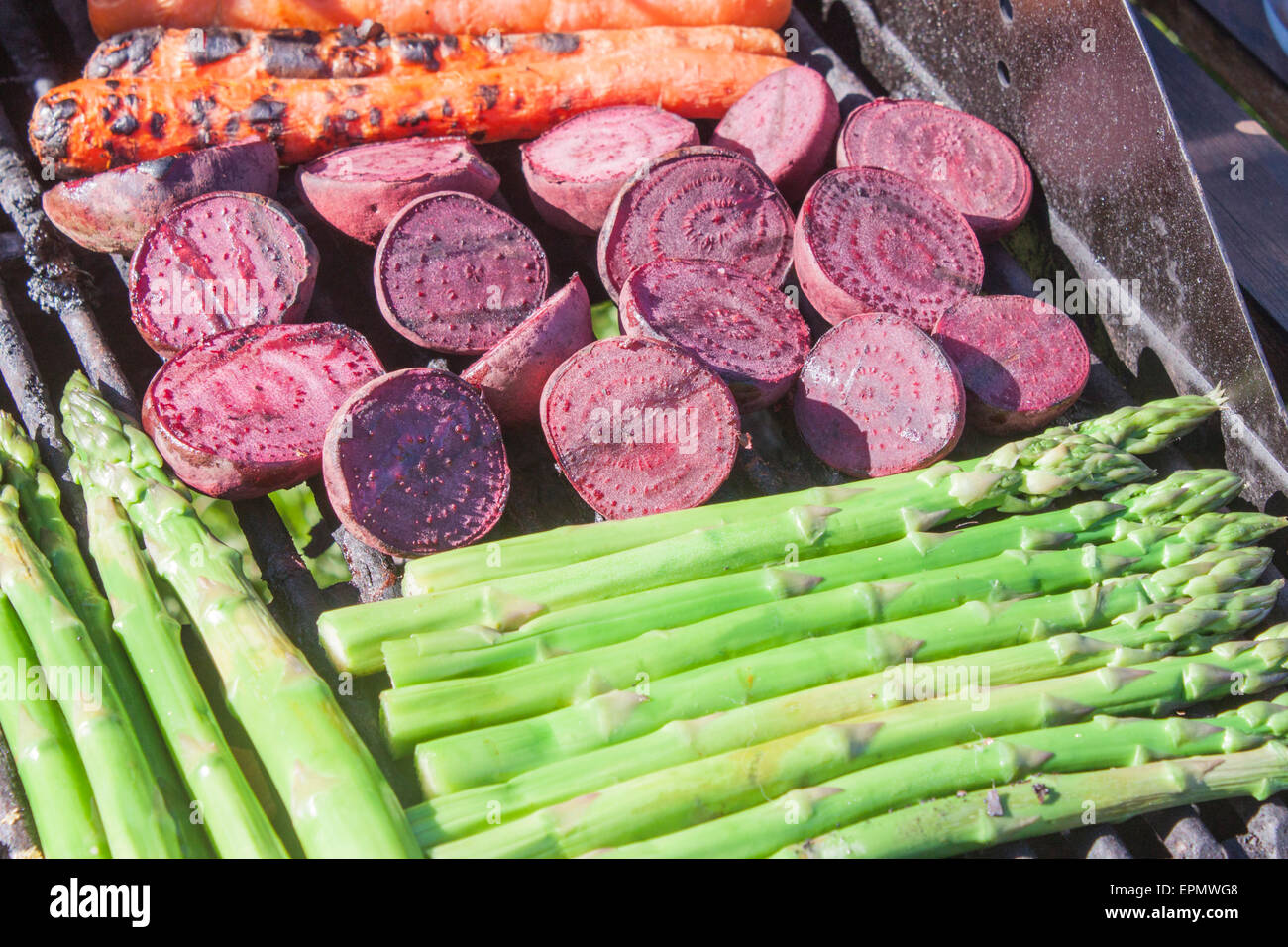 Grillen, Lila rote Beete, orange Karotten und grünen Spargel Stockfoto