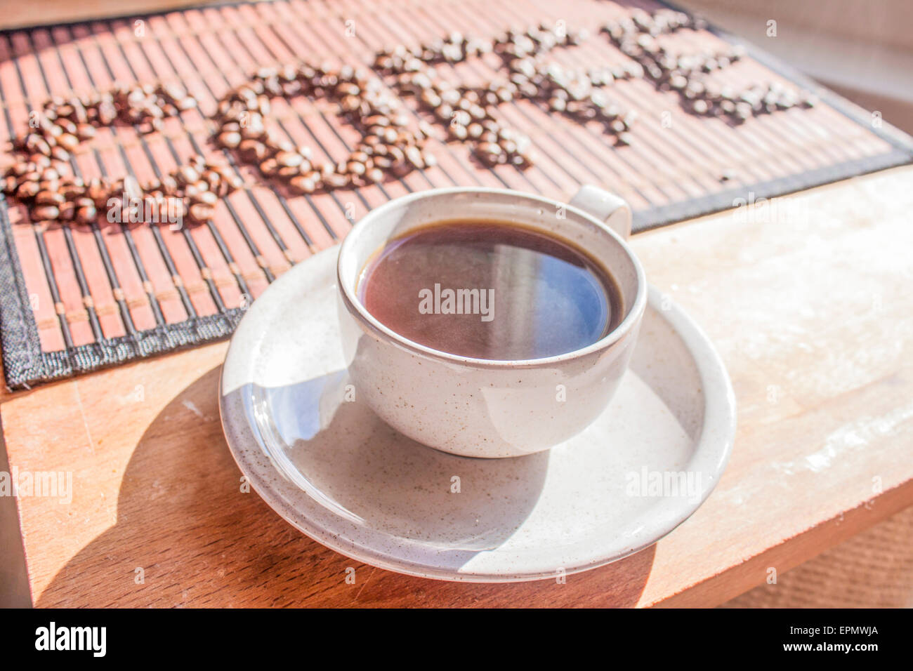 Eine Tasse Kaffee und ein Text, der Kaffee sagt Stockfoto