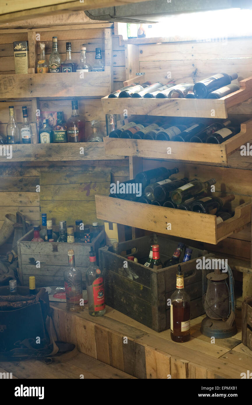 Wein und Spirituosen Display gemacht von zurückgefordert Palettenholz. Stockfoto