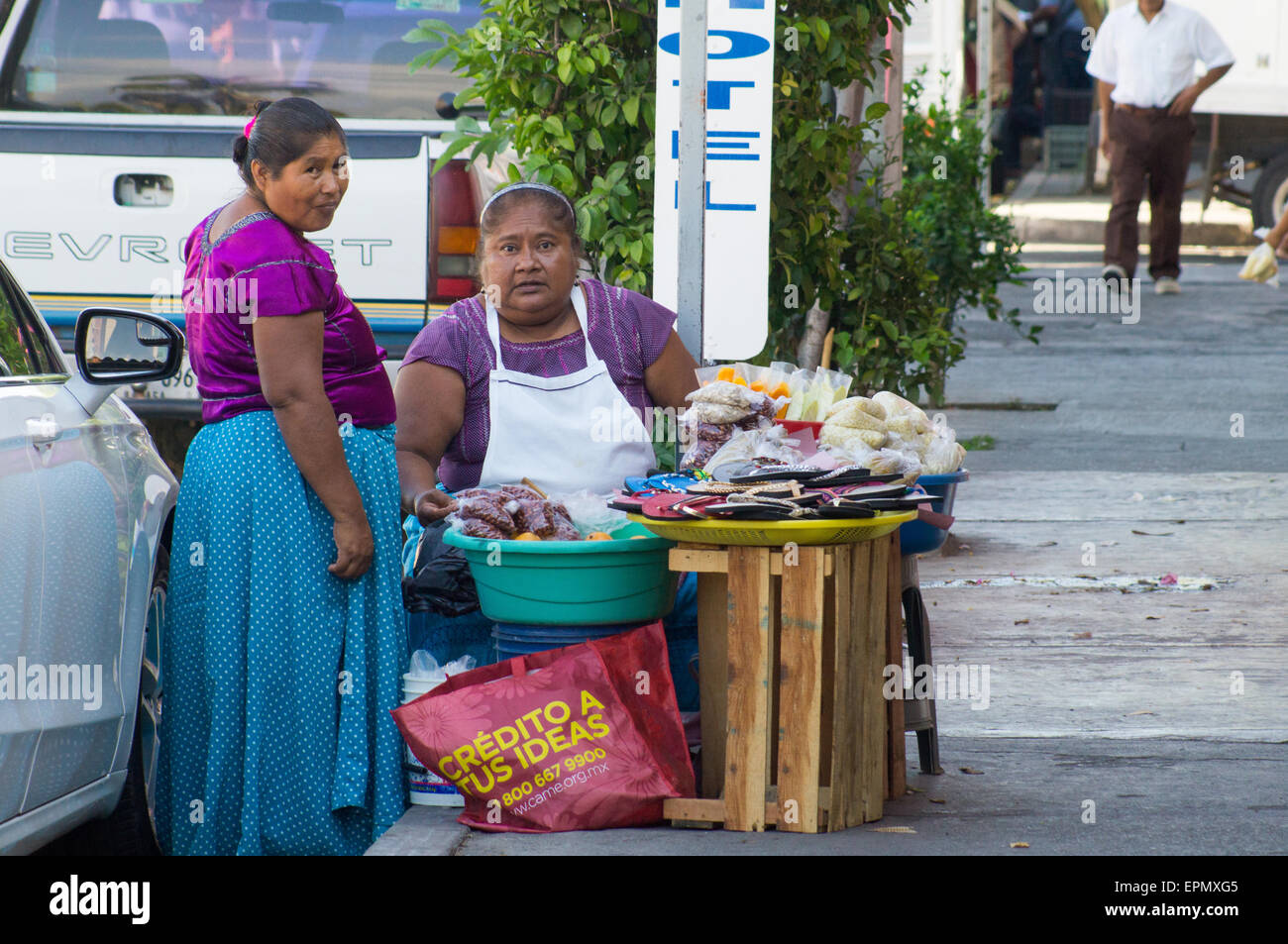 Mexikanische "Tehuanas" Frauen verkaufen Verkauf von Obst auf der Straße. "Tehuana" ist eine ethnische Gruppe und Kultur von Oaxaca, Mexiko Stockfoto