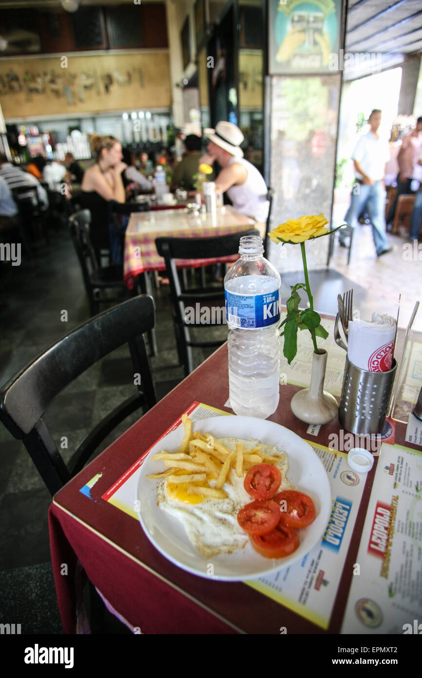 Gebratene Eiern und chips westliches Essen im Leopold Cafe, die von Terroristen angegriffen wurde. Sehr beliebt bei Rucksacktouristen / budget Touristen. In der Nähe von The Taj Hotel, vier Monate nach terroristischen Angriff auf diese Stadt in Coloba Bereich von Mumbai / Bombay, Indien Wirtschaftsmetropole und Hauptstadt des Bundesstaates Maharashtra, Indien, Asien. Stockfoto