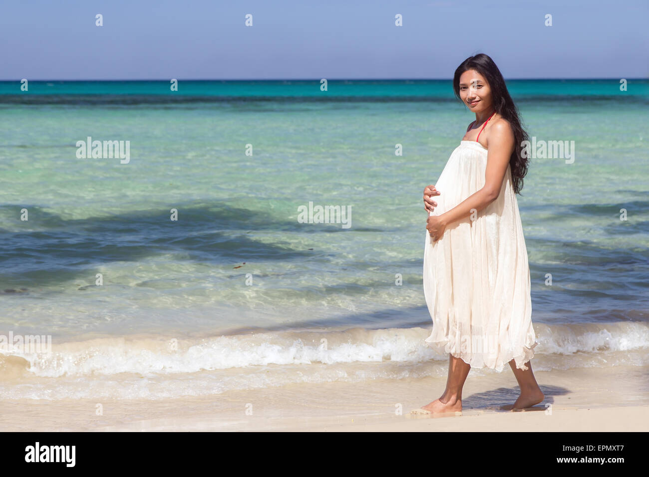 Schwangere Frau am Strand Stockfoto