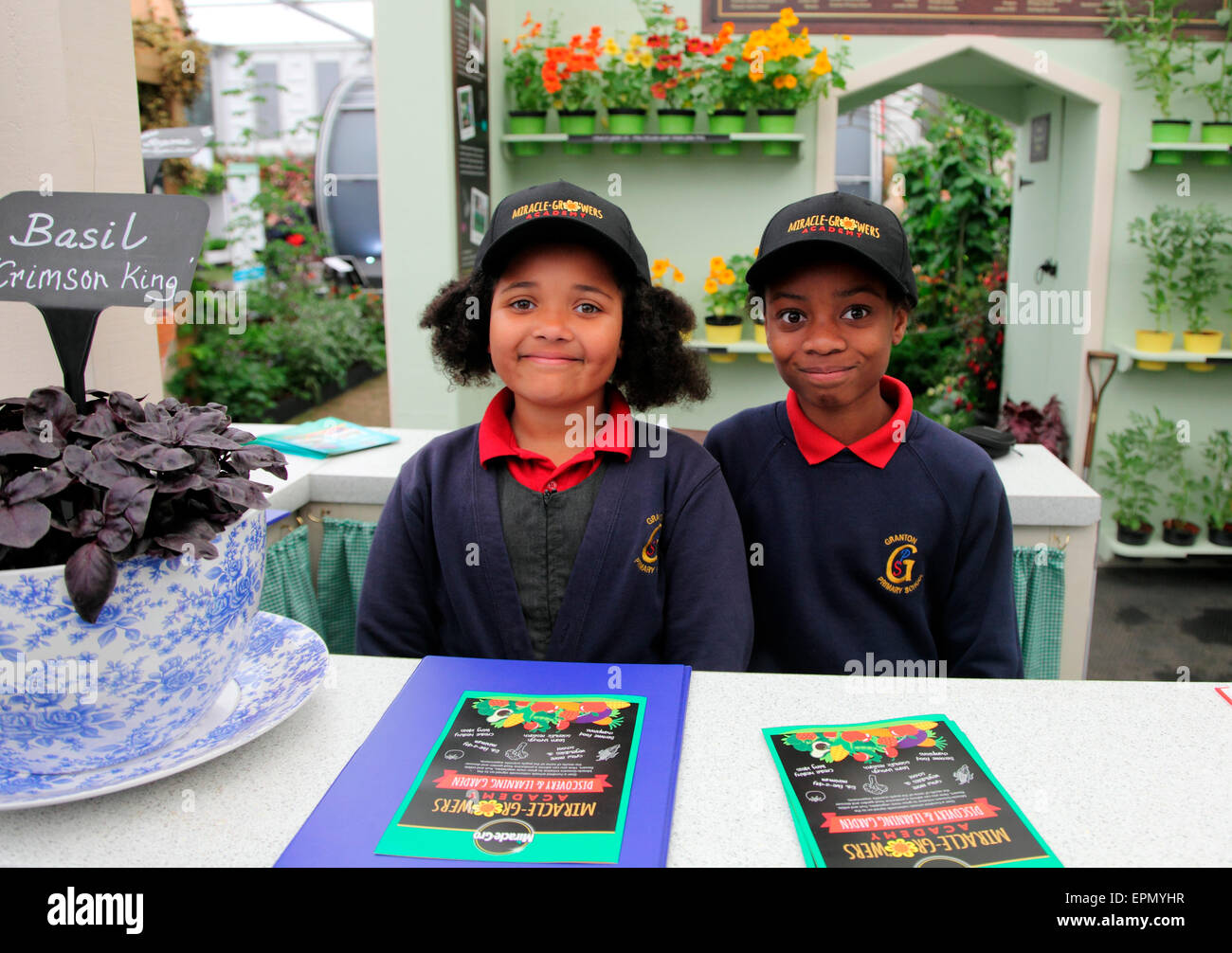 Ruby Harding und Gloria Levanda von Granton Grundschule jüngste Gärtner auf der Chelsea Flower Show 2015 Stockfoto