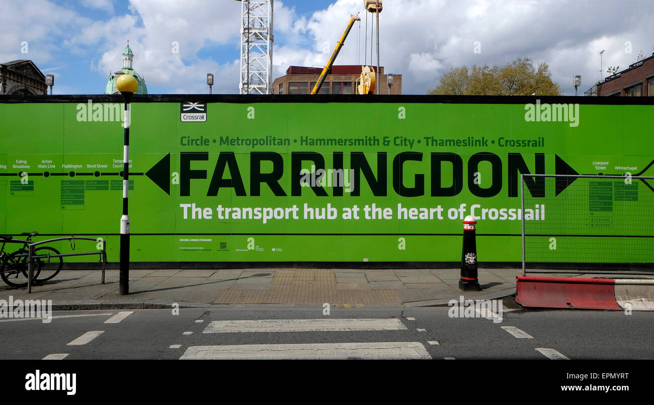 Farringdon Crossrail Bahnstrecke Transport horten Zeichen außerhalb der Baustelle auf Long Lane in der Nähe von Smithfield Market, London UK KATHY DEWITT Stockfoto