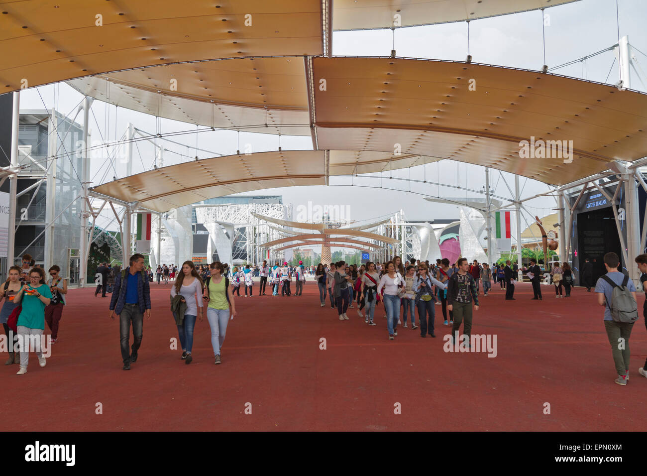 Mailand, Italien, 5. Mai 2015. Ein Blick auf eine Allee innen Expo 2015. Stockfoto