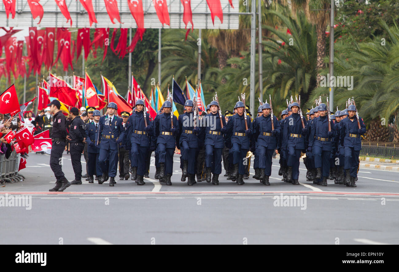 ISTANBUL Türkei 29. Oktober 2014 Soldaten marschieren Vatan Avenue während 29 Feier in Oktobertag der Republik Türkei Stockfoto